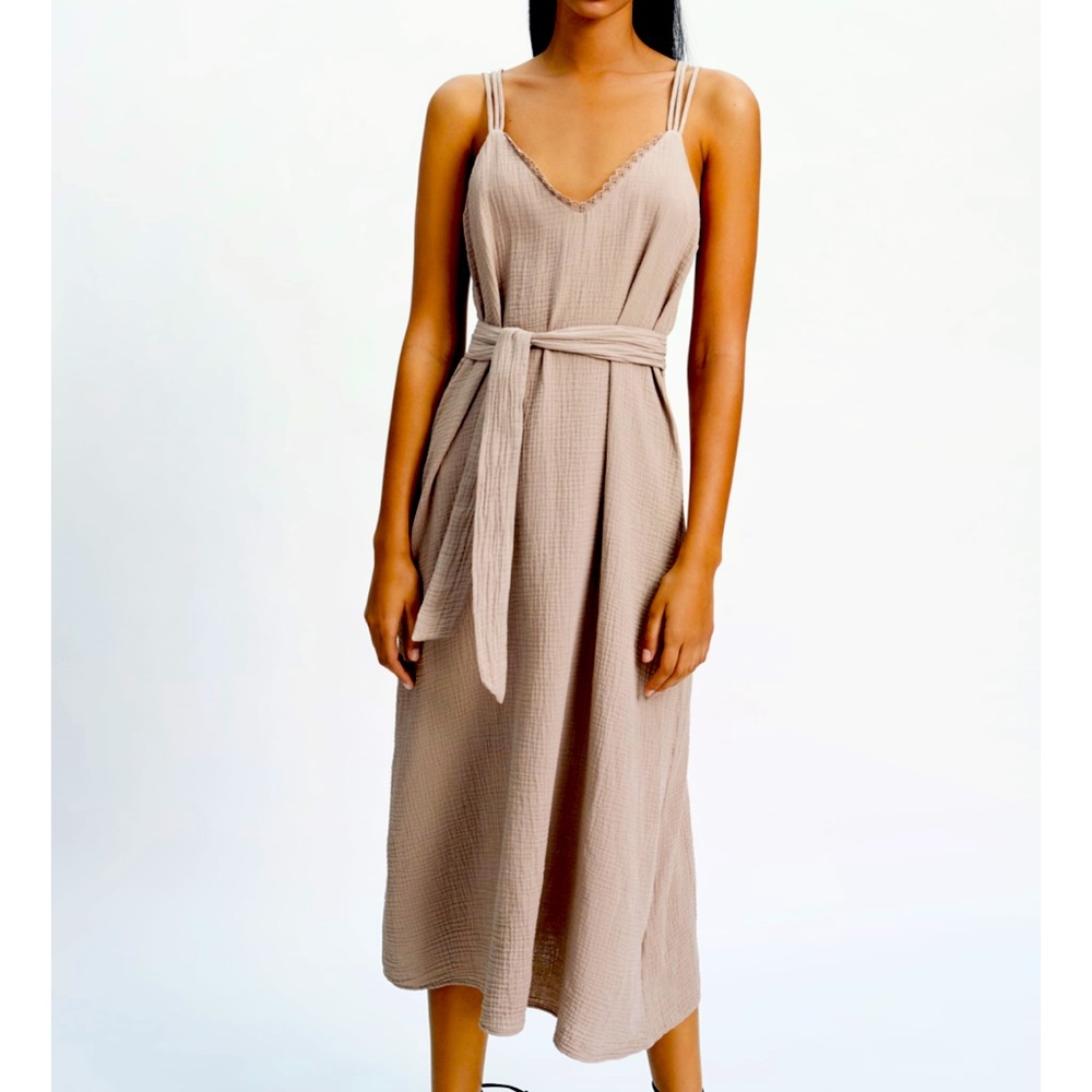 Colour is blush pink. Neverworn, took the tags off